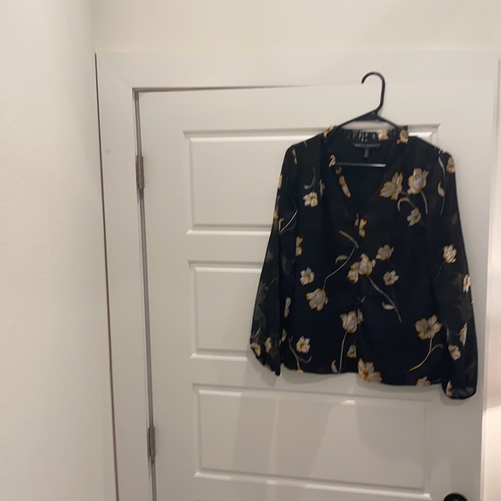 Beautiful blouse - Picture 2 of 4